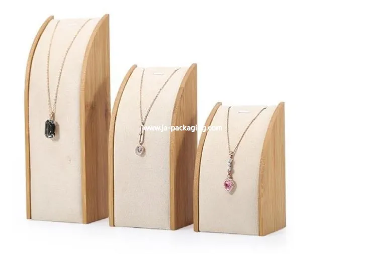 Bambusz fa nyaklánc mellszobor