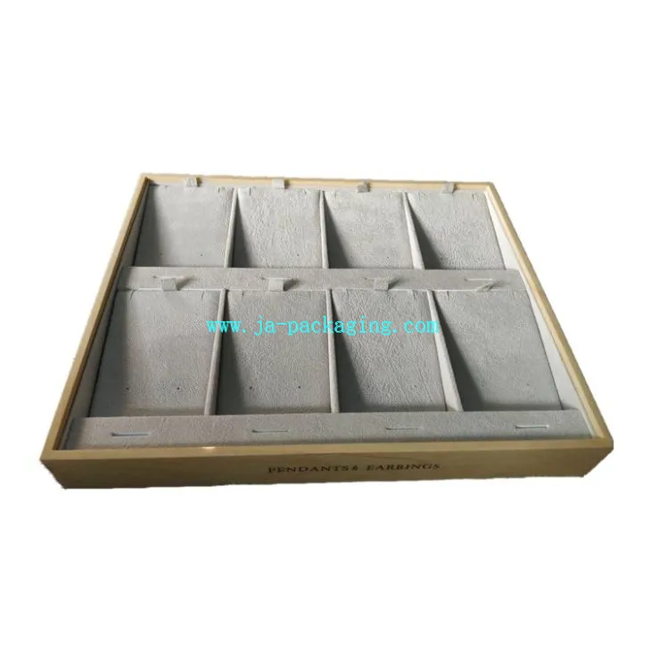 Medálok és fülbevalók fa tálca